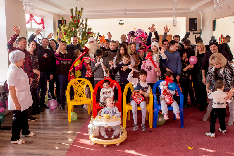 Компания «ДюбуА» поздравила ребят из детских домов с наступающим Новым годом